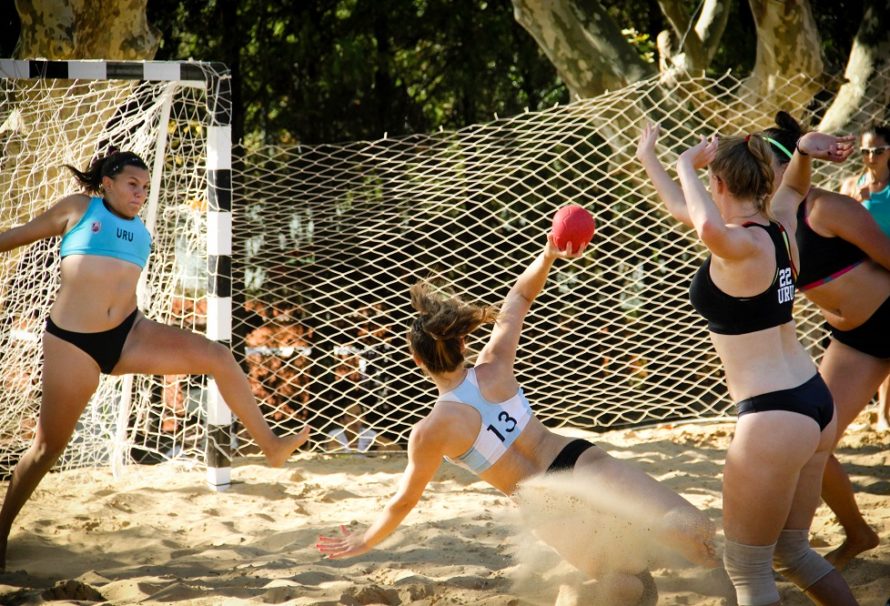 Productivo sábado de beach handball para las mayores y juveniles argentinas